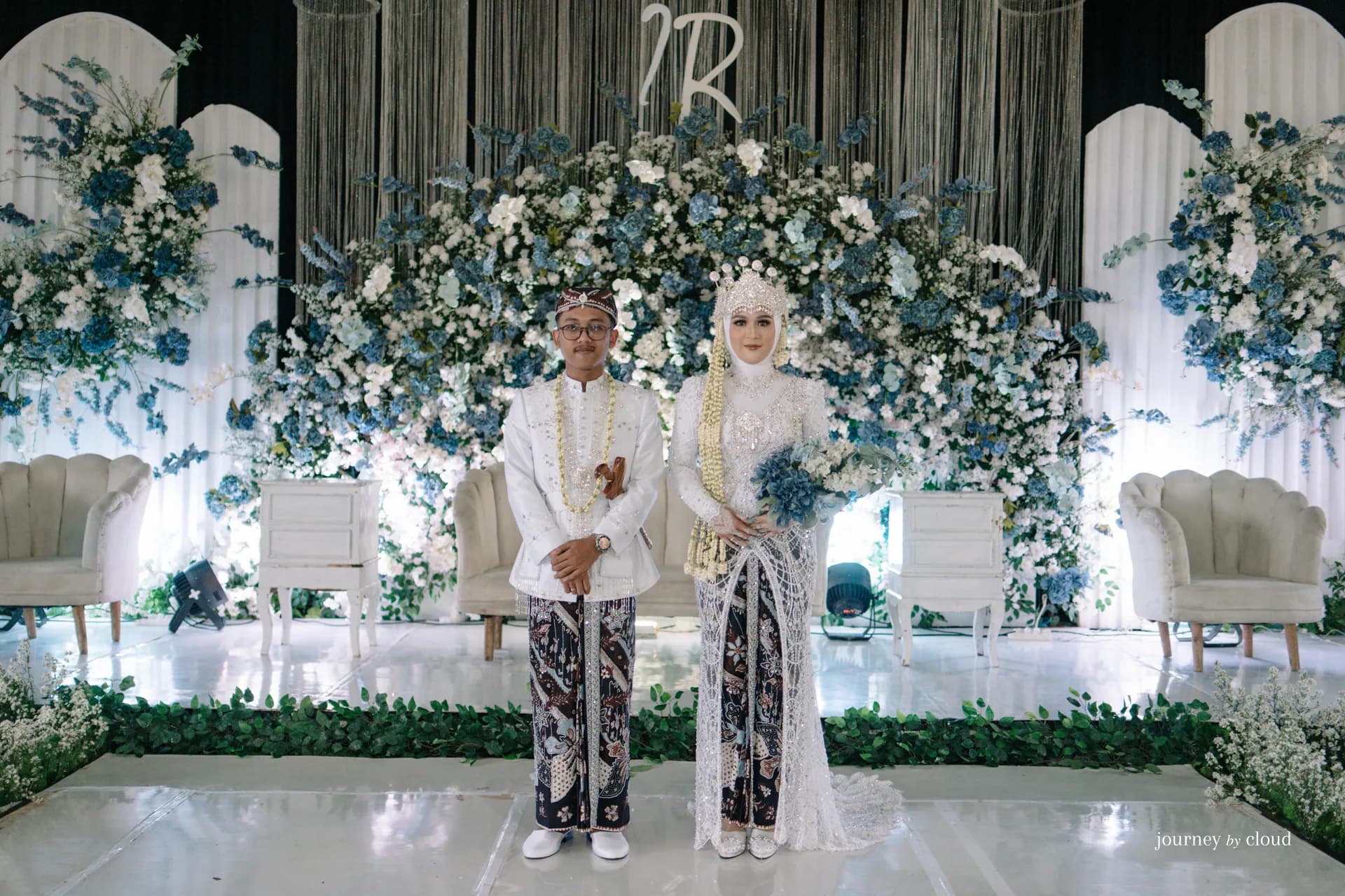 Di Bawah Dekorasi Bunga